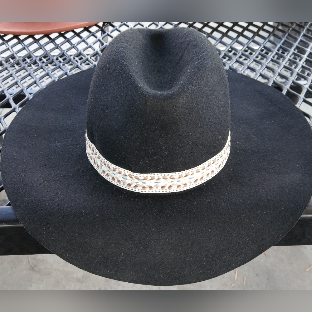 Collectioneighteen Elegant Black Wide-Brim Wool Hat with White Band